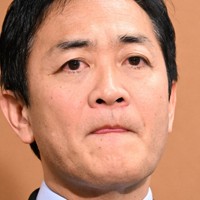 国民民主党から役職停止処分を受け、記者会見で質問に厳しい表情で答える玉木雄一郎代表＝衆院第1議員会館で2024年12月4日午後1時21分、平田明浩撮影