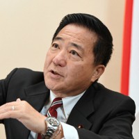 インタビューに答える長島昭久首相補佐官＝首相官邸で2024年12月4日、宮本明登撮影