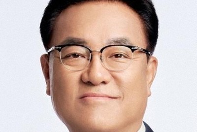 鄭鎮碩氏＝韓国大統領府提供