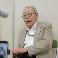 カメラの前で体験を語る小峰秀孝さん＝長崎市岡町で2024年5月20日午後2時28分、尾形有菜撮影