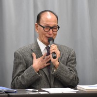 ときおり涙ぐみながら、ノーベル平和賞受賞を巡る思いを語る金本弘さん＝愛知県庁で2024年12月4日午前9時53分、荒川基従撮影