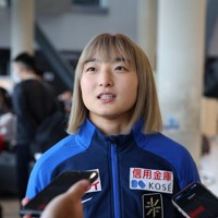 グランプリファイナル出場のためフランスのリヨン空港に到着した坂本花織＝2024年12月3日、猪飼健史撮影