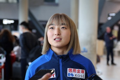 グランプリファイナル出場のためフランスのリヨン空港に到着した坂本花織＝2024年12月3日、猪飼健史撮影