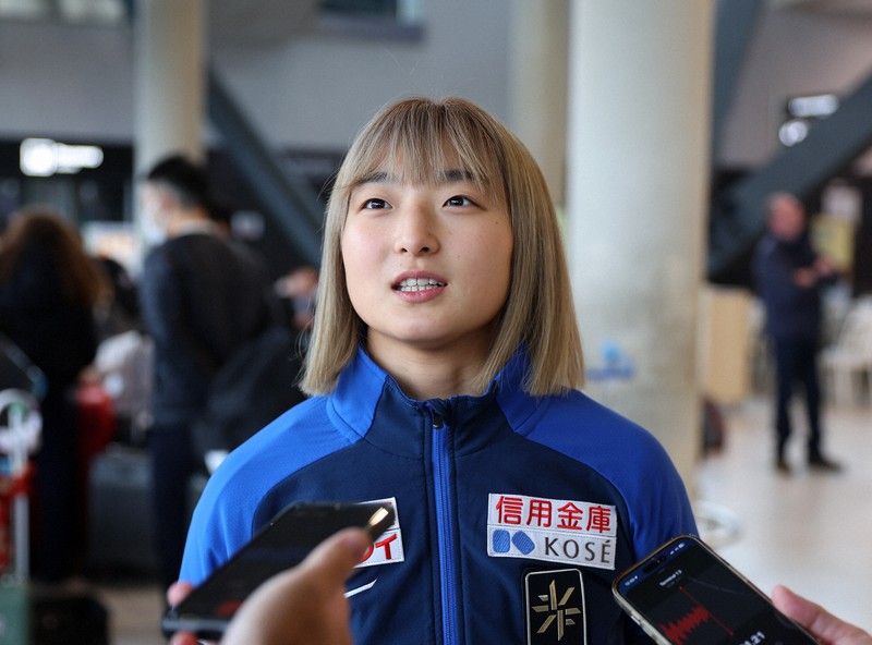 グランプリファイナル出場のためフランスのリヨン空港に到着した坂本花織＝2024年12月3日、猪飼健史撮影