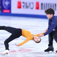 ジュニアペアの公式練習に臨む清水咲衣、本田ルーカス剛史組＝フランス・グルノーブルで2024年12月4日、猪飼健史撮影