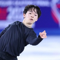 男子公式練習に臨む鍵山優真＝フランス・グルノーブルで2024年12月4日、猪飼健史撮影