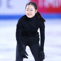 ジュニア女子の公式練習に臨む島田麻央＝フランス・グルノーブルで2024年12月4日、猪飼健史撮影