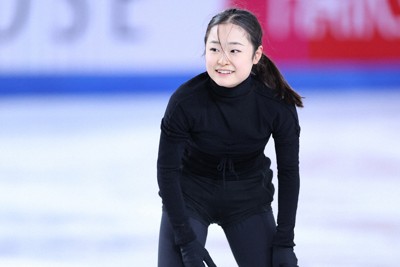 ジュニア女子の公式練習に臨む島田麻央＝フランス・グルノーブルで2024年12月4日、猪飼健史撮影