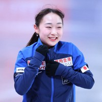 女子公式練習に臨む松生理乃＝フランス・グルノーブルで2024年12月4日、猪飼健史撮影