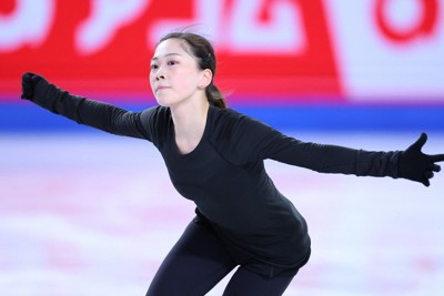 女子公式練習に臨む吉田陽菜＝フランス・グルノーブルで2024年12月4日、猪飼健史撮影