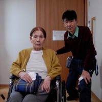 姉の死が今でも無念な森田光子さん（左）と、長男の敏彦さん＝東京都昭島市で2024年11月26日、去石信一撮影