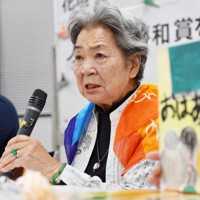 「花垣ルミさんと一緒にノーベル平和賞を祝う会」で紙芝居を披露し、被爆体験を話す花垣ルミさん＝京都市中京区で2024年11月30日、小関勉撮影