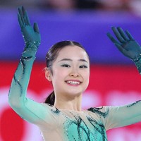 ジュニア女子SPの演技を終えて会場にあいさつする島田麻央＝フランス・グルノーブルで2024年12月5日、猪飼健史撮影