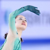 ジュニア女子SPで演技する島田麻央＝フランス・グルノーブルで2024年12月5日、猪飼健史撮影