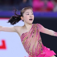 女子SPで演技する千葉百音＝フランス・グルノーブルで2024年12月5日、猪飼健史撮影