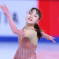 女子SPで演技する松生理乃＝フランス・グルノーブルで2024年12月5日、猪飼健史撮影