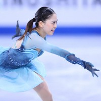 女子SPで演技する吉田陽菜＝フランス・グルノーブルで2024年12月5日、猪飼健史撮影