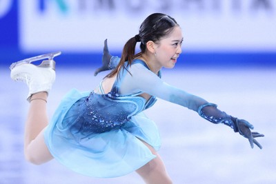 女子SPで演技する吉田陽菜＝フランス・グルノーブルで2024年12月5日、猪飼健史撮影