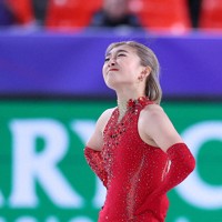 女子SPの演技を終えて顔をしかめる坂本花織＝フランス・グルノーブルで2024年12月5日、猪飼健史撮影