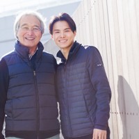 笑顔を見せる松岡隼矢選手（右）と祖父の東脩二さん＝福岡市博多区で2024年11月28日、吉田航太撮影