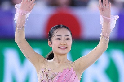 ジュニア女子フリーの演技を終えて会場にあいさつする島田麻央＝フランス・グルノーブルで2024年12月6日、猪飼健史撮影