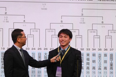 第104回全国高校ラグビー大会の組み合わせ抽選会で選手宣誓が決まり、抱負を述べる城東の小野晏瑚主将（右）＝大阪府豊中市で2024年12月7日、北村隆夫撮影