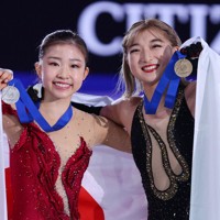 女子の表彰式後にメダルを手にする2位の千葉百音（左）と3位の坂本花織＝フランス・グルノーブルで2024年12月7日、猪飼健史撮影