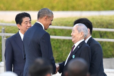 オバマ米大統領（左）と握手を交わす坪井直・日本被団協代表委員（肩書はいずれも当時）＝広島市中区の平和記念公園で2016年5月27日午後6時7分、小関勉撮影