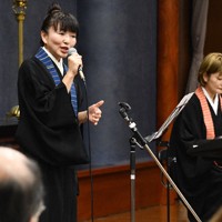 能登半島地震の避難者らを対象にした法話会で歌を披露する日野史さん（左）。右は姉の直さん＝金沢市で2024年12月3日午後1時36分、花澤茂人撮影