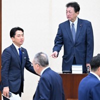 衆院政治改革特別委員会に臨み、言葉を交わす自民党の小泉進次郎氏（左）と立憲民主党の渡辺周委員長＝国会内で2024年12月10日午後0時11分、平田明浩撮影