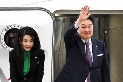 飛行機で日本から韓国に帰る尹錫悦大統領（右）と妻の金建希氏＝羽田空港で2023年3月17日午後5時15分、西夏生撮影