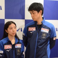 全日本選手権の意気込みを語る「りくりゅう」こと三浦璃来選手（左）、木原龍一選手組＝羽田空港で2024年12月10日、森野俊撮影