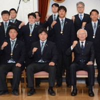 津久井治男副知事（最下列右から2人目）と記念撮影する明和県央の選手ら＝前橋市で2024年12月10日、加藤栄撮影