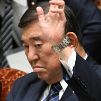 衆院予算委員会で立憲民主党の黒岩宇洋氏の質問に挙手する石破茂首相＝国会内で2024年12月11日午前10時5分、平田明浩撮影