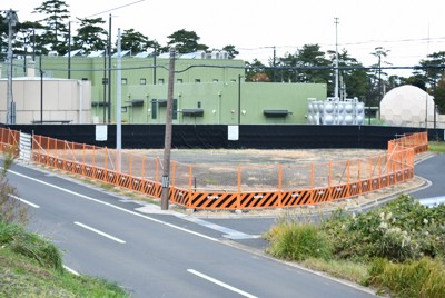 使用されないままになっているXバンドレーダー基地内の「三角地」。現在は柵で囲われている＝京丹後市丹後町で2024年11月28日午前11時、塩田敏撮影