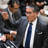 参院予算委員会で立憲民主党の杉尾秀哉氏の質問に答弁を求める伊藤忠彦復興相＝国会内で2024年12月13日午前9時1分、平田明浩撮影