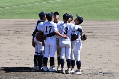 今秋の県大会の3位決定戦でマウンド上に集まる名古屋たちばなのナインら＝愛知県小牧市の小牧市民球場で2024年9月23日午前11時39分、荒木映美撮影