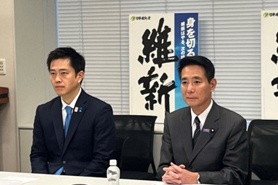 日本維新の会の国会議員団の会合に出席する吉村洋文代表（左）と前原誠司共同代表＝衆院議員会館で2024年12月13日午後4時1分、富美月撮影