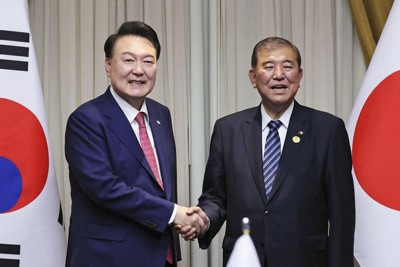 会談を前に握手する石破茂首相（右）と韓国の尹錫悦大統領＝ペルー・リマで2024年11月16日（代表撮影・共同）