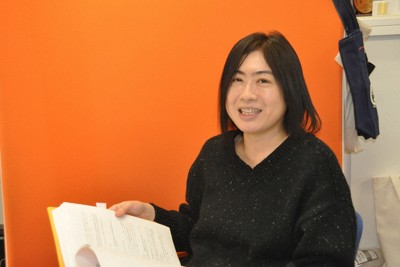 絵本「ぼくのたんじょうび」の制作を発案した神戸学院大社会防災学科の舩木伸江教授＝神戸市中央区で2024年12月11日午後2時39分、関谷徳撮影