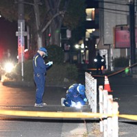 中学生2人が刺された飲食店やその周辺を調べる捜査員＝北九州市小倉南区で2024年12月14日午後11時46分、平川義之撮影