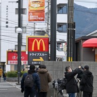 店内で中学生2人が刺された事件から一夜明け、休業したマクドナルド322徳力店前に集まった報道陣＝北九州市小倉南区で2024年12月15日午前10時52分、平川義之撮影