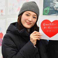 手書きのメッセージを能登半島地震の被災地に寄せる綾瀬はるかさん＝石川県輪島市で、2024年12月15日午後1時39分、伝田賢史撮影