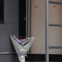 中学3年の男女2人が刺され、女子生徒が死亡した事件があったファストフード店に置かれた花束＝北九州市小倉南区で2024年12月15日、金澤稔撮影