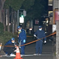 中学生2人が刺されたマクドナルド322徳力店の周辺を調べる捜査員ら＝北九州市小倉南区で2024年12月15日午前0時10分、平川義之撮影