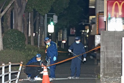 中学生2人が刺されたマクドナルド322徳力店の周辺を調べる捜査員ら＝北九州市小倉南区で2024年12月15日午前0時10分、平川義之撮影