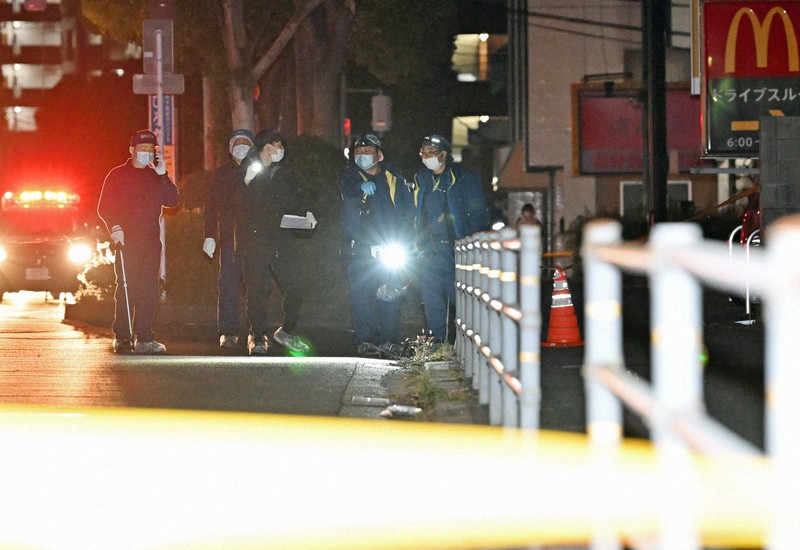 中学生2人が刺されたマクドナルド322徳力店の周辺を調べる捜査員ら＝北九州市小倉南区で2024年12月15日午前0時11分、平川義之撮影