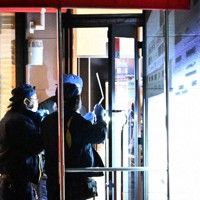 中学生2人が刺されたマクドナルド322徳力店を調べる捜査員ら＝北九州市小倉南区で2024年12月14日午後11時37分、平川義之撮影