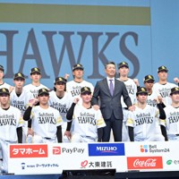 2025年度、福岡ソフトバンクホークスに新入団する選手たち。中央は小久保裕紀監督。塩士暖投手は3列目の左端＝福岡市中央区で2024年12月9日、平川義之撮影