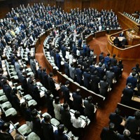 使途公開不要な政策活動費を全面廃止する野党7党提出の政治資金規正法再改正案を賛成多数で可決した衆院本会議＝国会内で2024年12月17日午後6時18分、平田明浩撮影